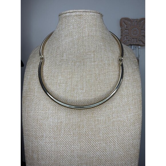 Chicos Gold Tone Omega Collar Necklace With Adjustable Chain & Lobster Clasp - Picture 4 of 8